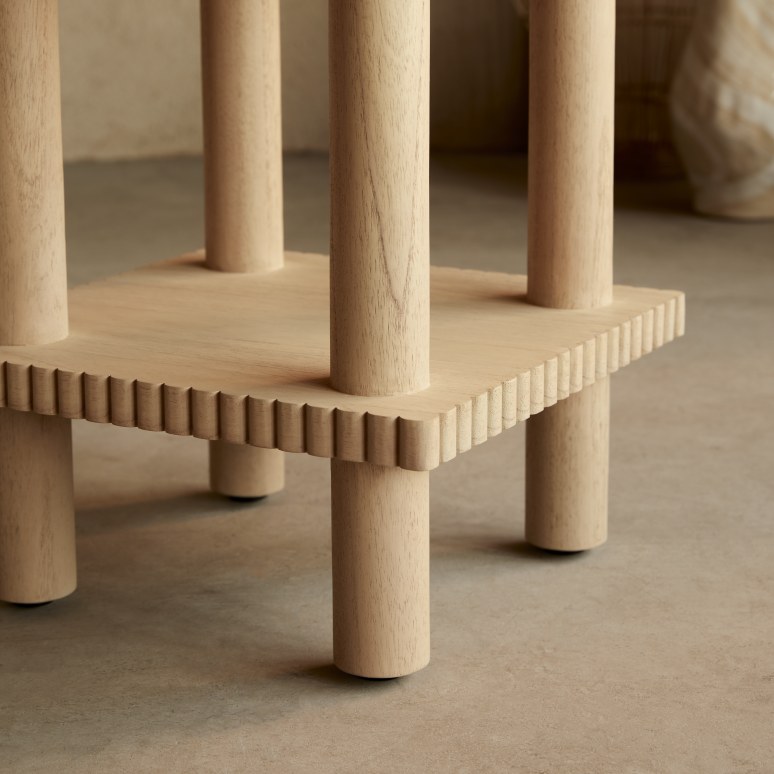 Mollie - Mesilla de noche de madera de mindi