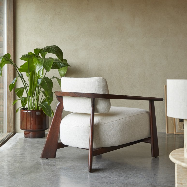 Matéo - Sillón de madera maciza de mindi y tela color crudo