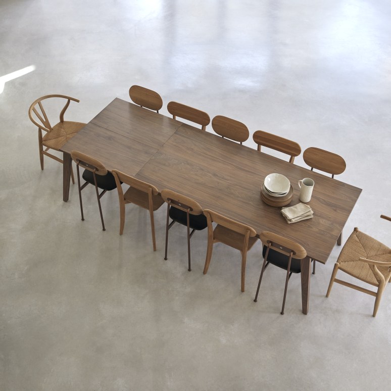 Esmée - Mesa extensible de madera maciza de nogal 6-12 personas.