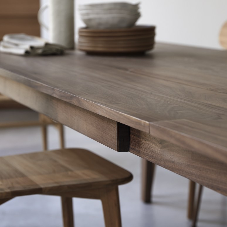 Esmée - Uitschuifbare tafel in massief notenhout 6-12 pers.