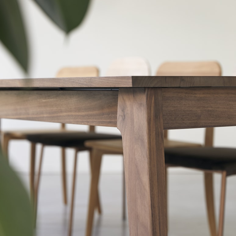 Esmée - Uitschuifbare tafel in massief notenhout 6-12 pers.