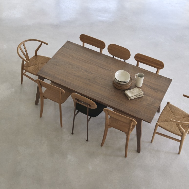Esmée - Table extensible en noyer massif 6-12 pers.