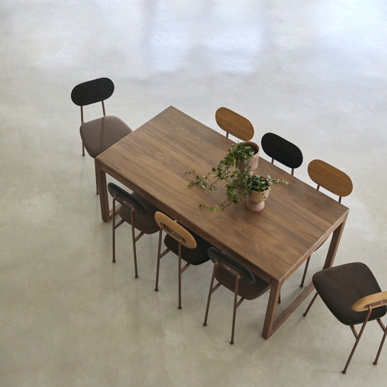 Arto - 6–12-seater extendable table in solid walnut