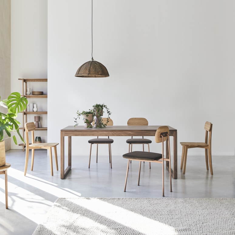 Arto - Table extensible en noyer massif 6-12 pers.