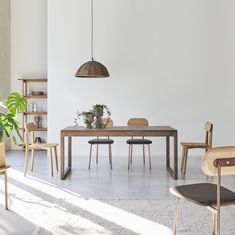 Arto - 6–12-seater extendable table in solid walnut