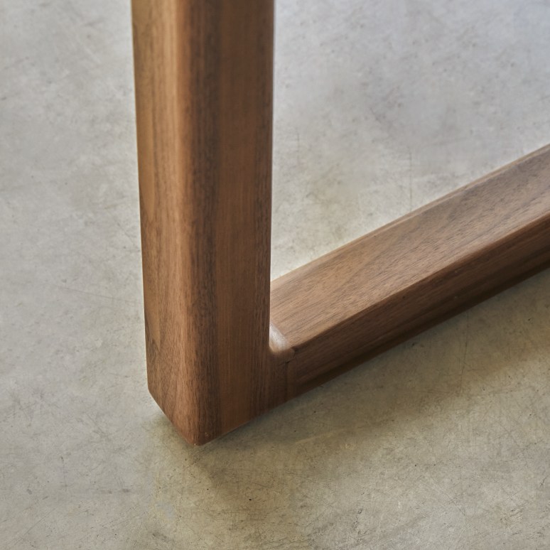 Arto - 6–12-seater extendable table in solid walnut