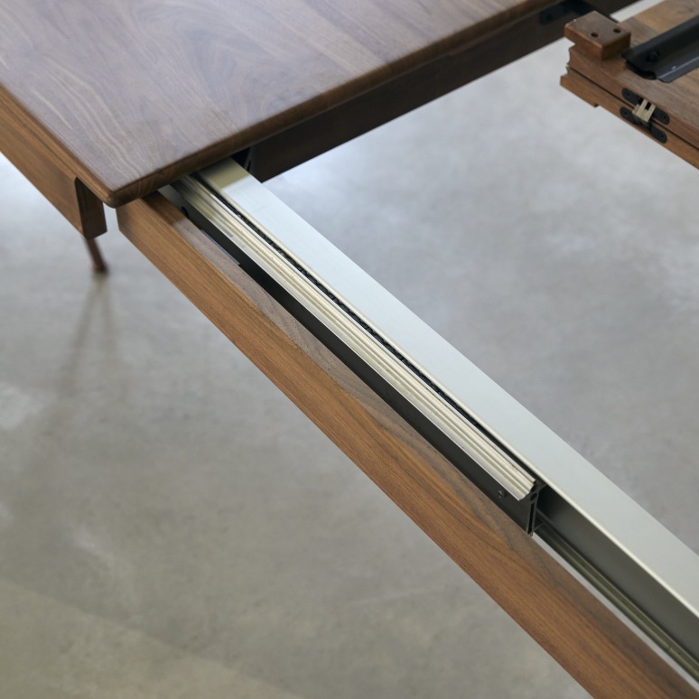 Arto - Ausziehtisch aus massivem Nussbaumholz, 6–12 Pers.