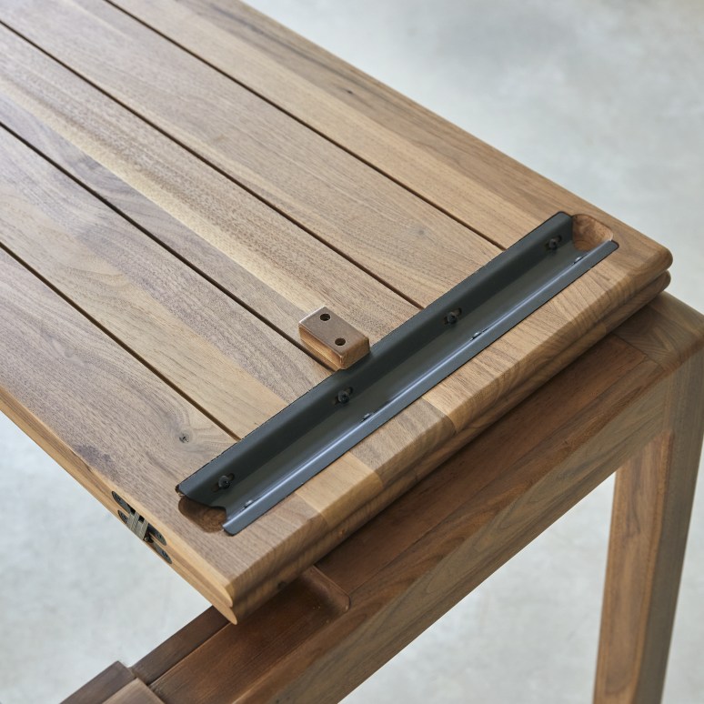 Arto - Table extensible en noyer massif 6-12 pers.