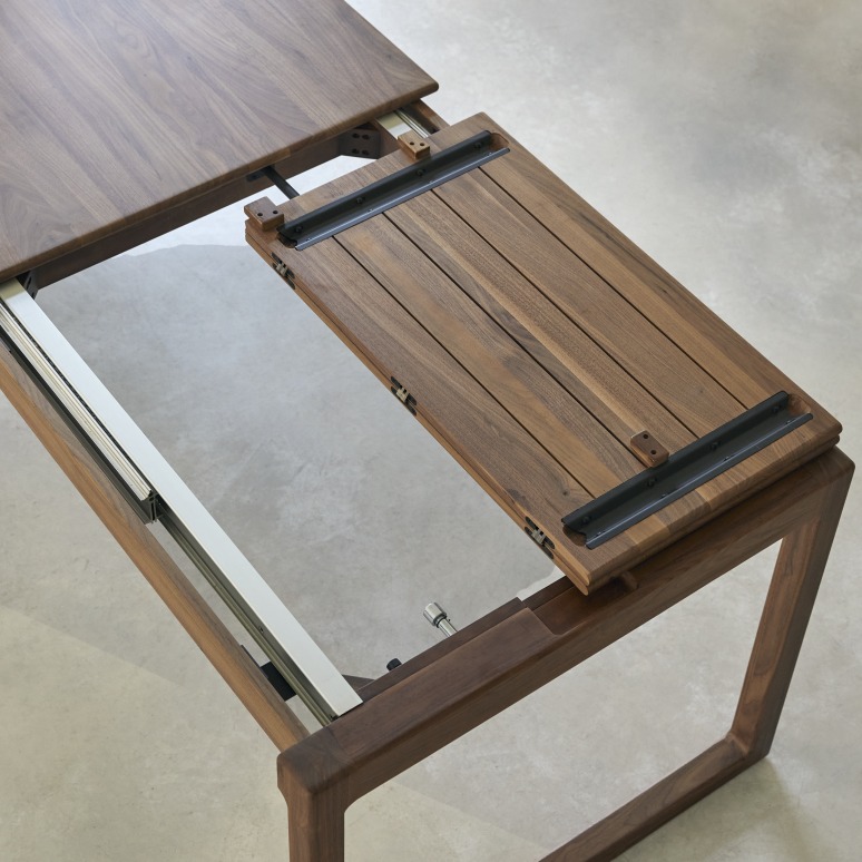 Arto - Uitschuifbare tafel in massief notenhout voor 6-12 pers.