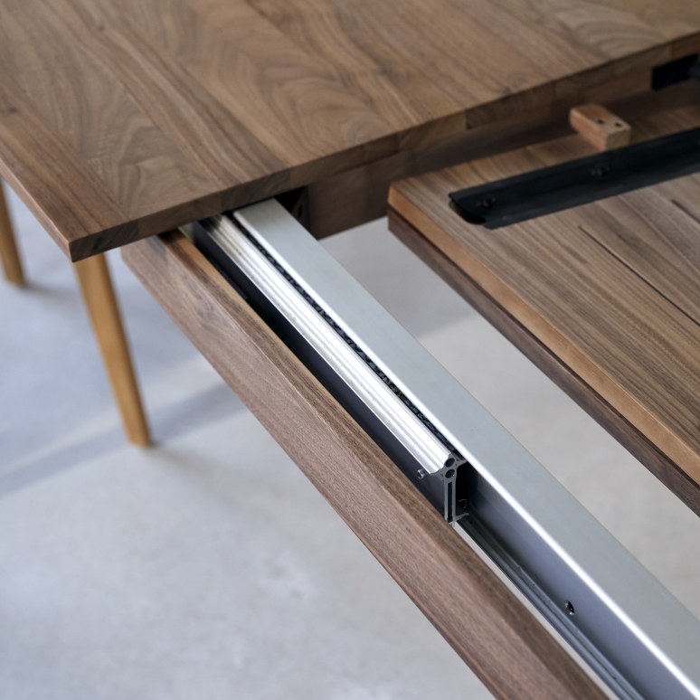 Arto - Uitschuifbare tafel in massief notenhout voor 6-12 pers.