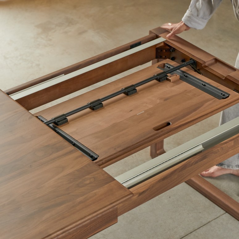 Arto - Table extensible en noyer massif 6-12 pers.