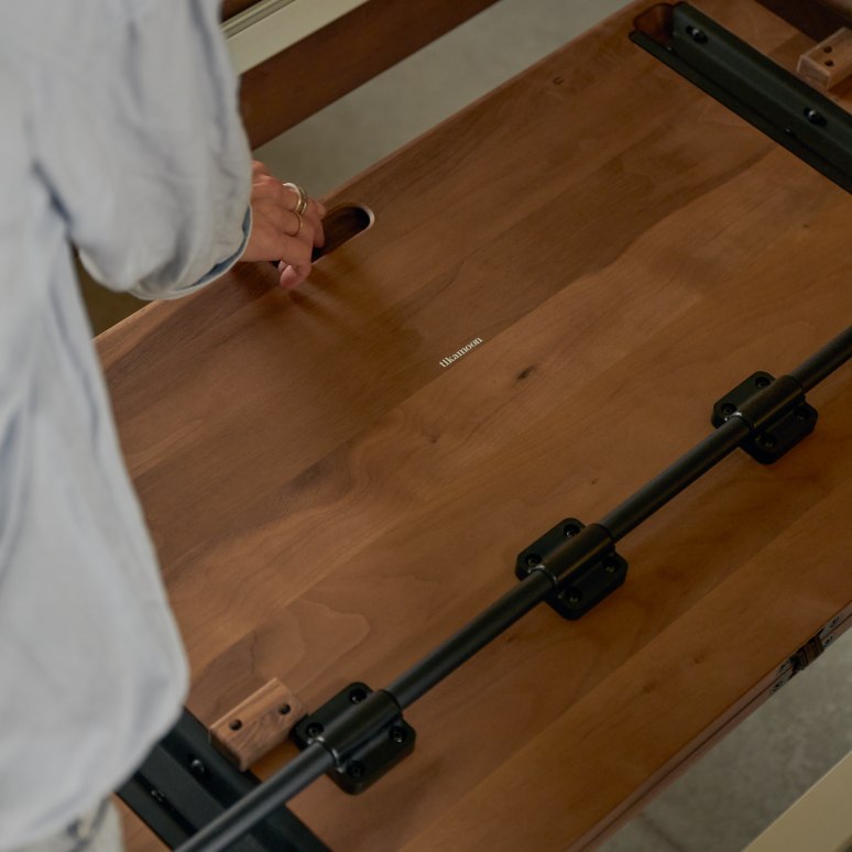 Arto - Uitschuifbare tafel in massief notenhout voor 6-12 pers.