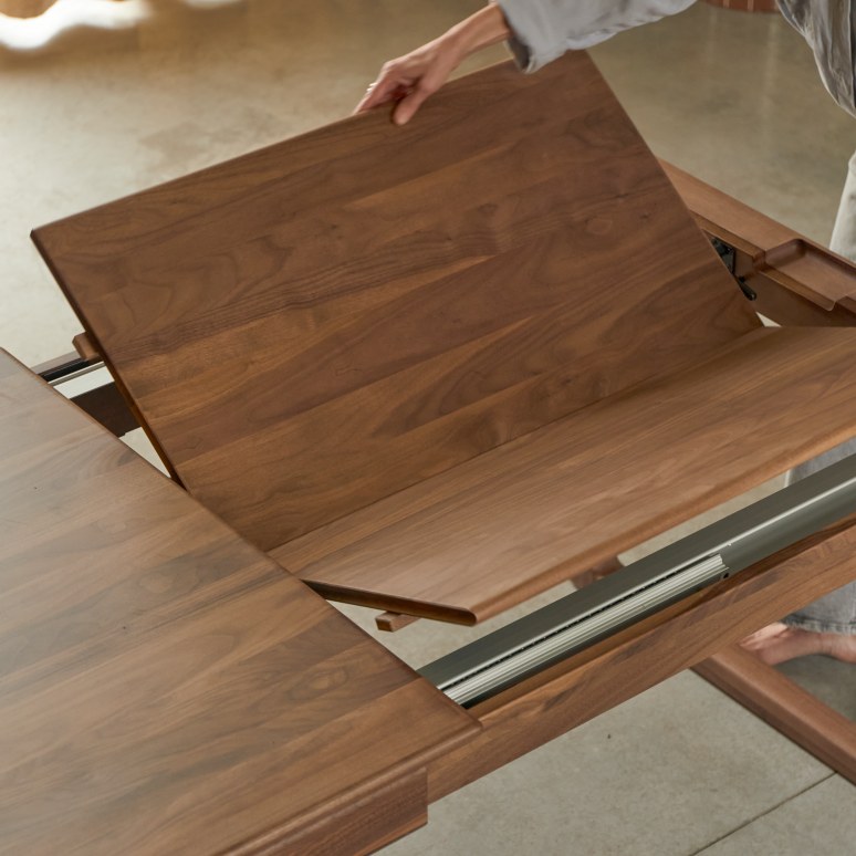 Arto - Table extensible en noyer massif 6-12 pers.