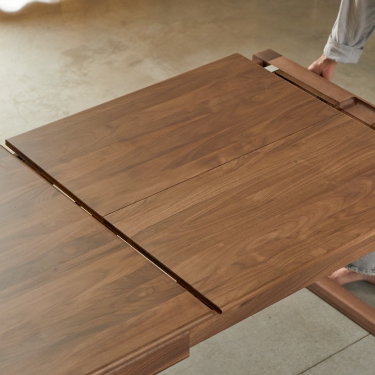 Arto - Table extensible en noyer massif 6-12 pers.