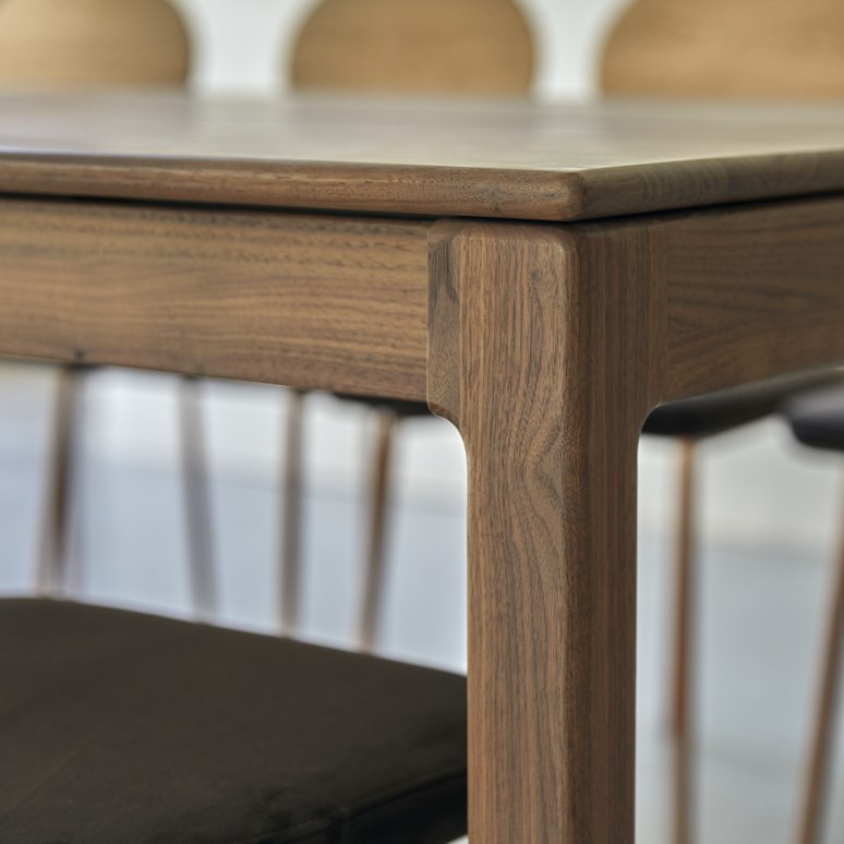 Arto - Table extensible en noyer massif 6-12 pers.