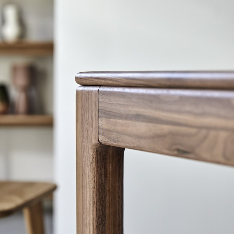 Arto - 6–12-seater extendable table in solid walnut