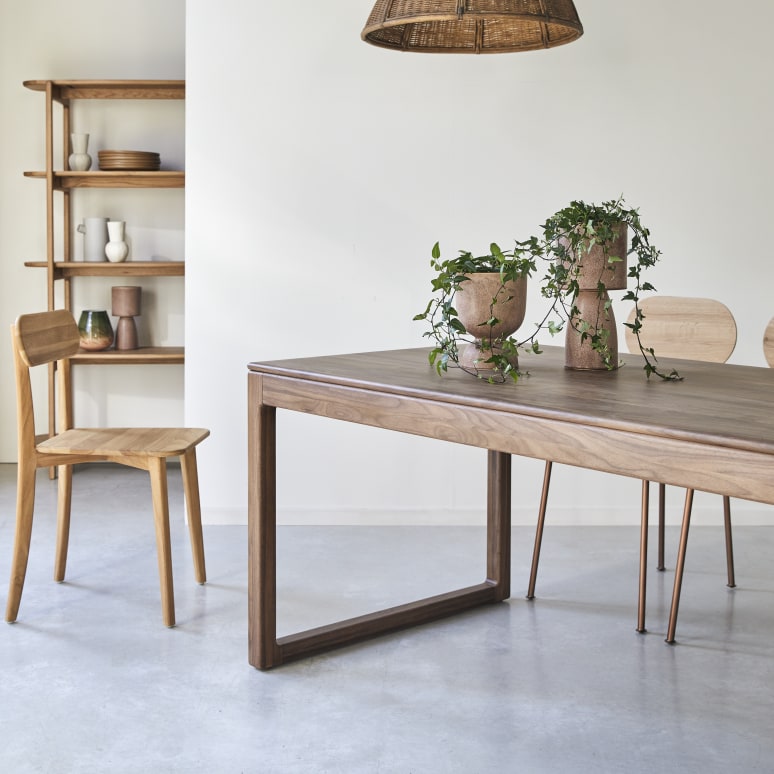 Arto - Table extensible en noyer massif 6-12 pers.