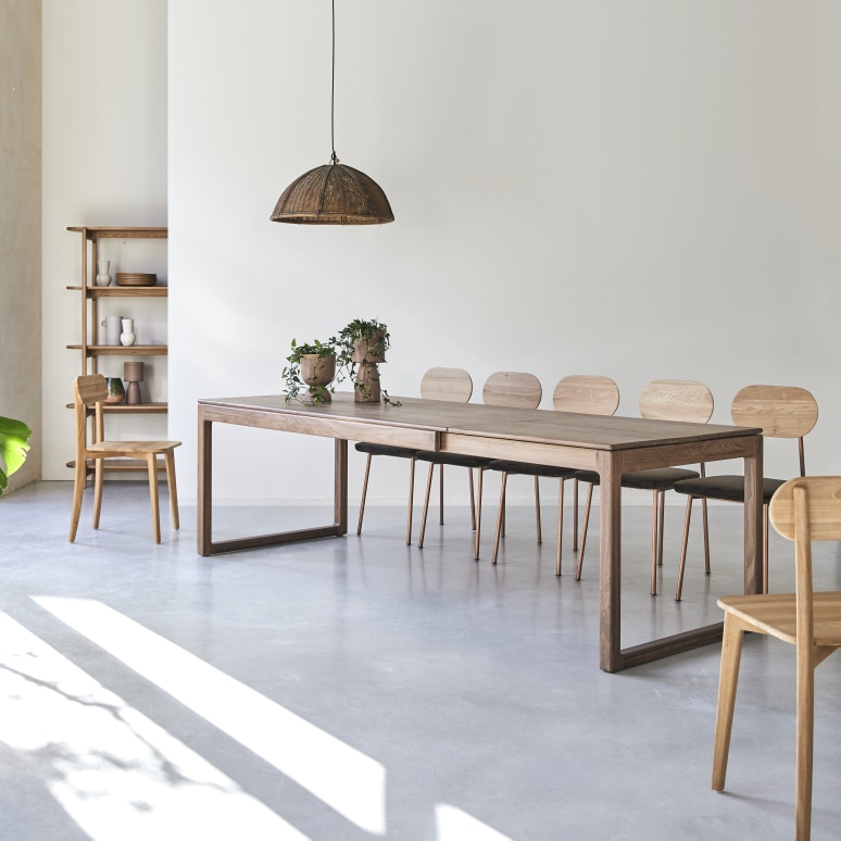 Arto - Table extensible en noyer massif 6-12 pers.