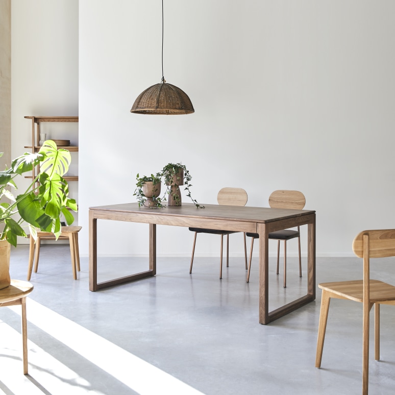 Arto - 6–12-seater extendable table in solid walnut