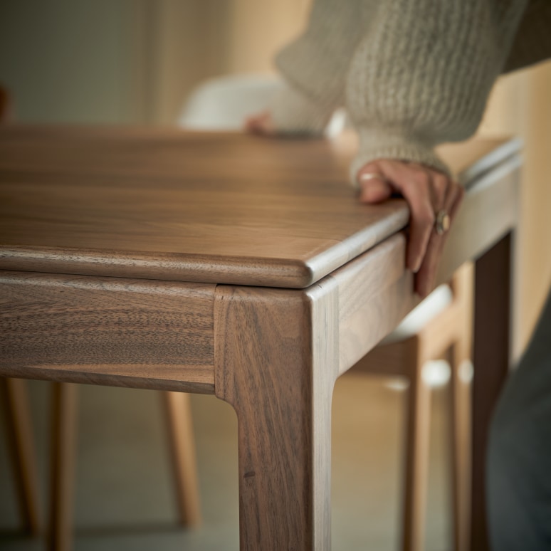 Arto - Solid walnut extending table for 6–12 people
