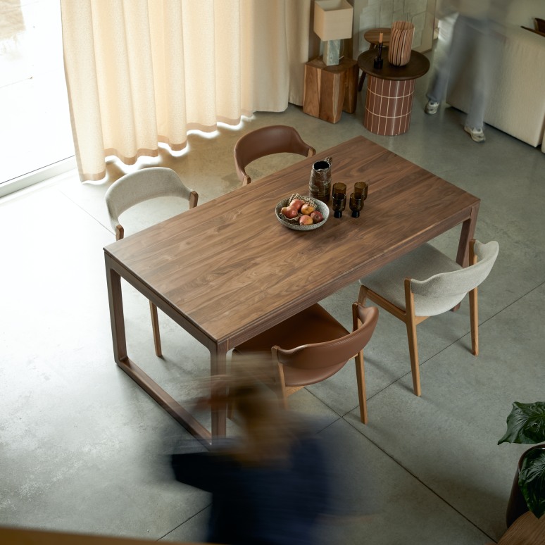 Arto - Table extensible en noyer massif 6-12 pers.