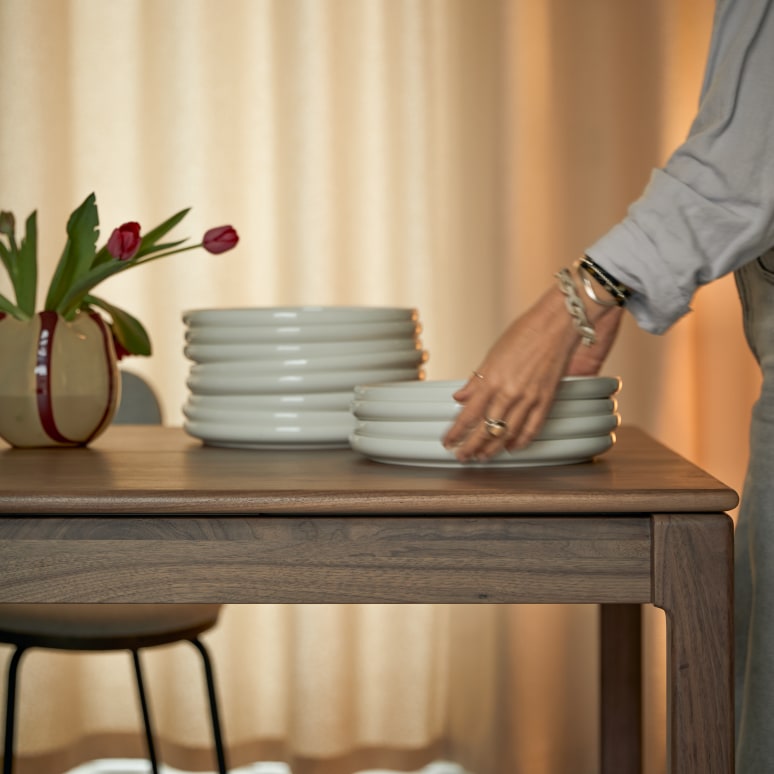Arto - Uitschuifbare tafel in massief notenhout voor 6-12 pers.