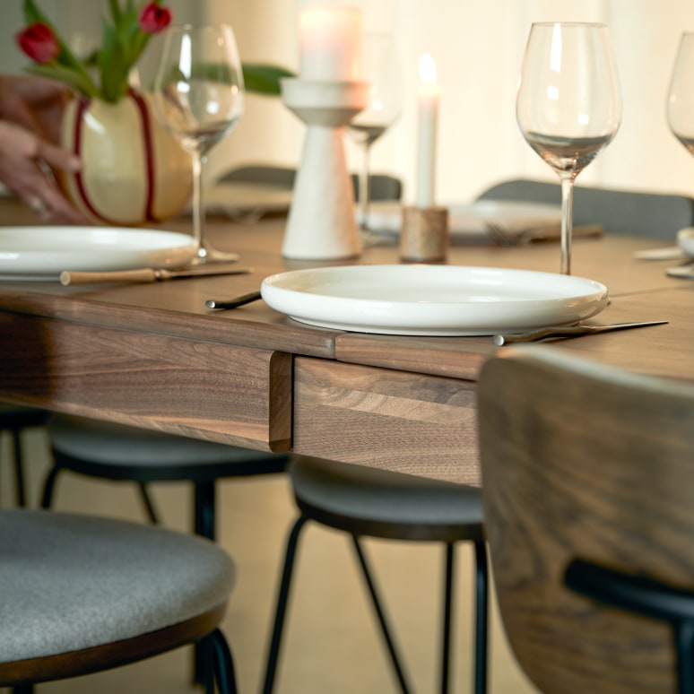 Arto - Solid walnut extending table for 6–12 people