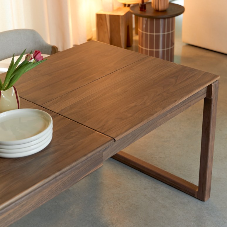 Arto - Table extensible en noyer massif 6-12 pers.