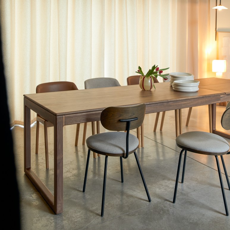 Arto - Solid walnut extending table for 6–12 people