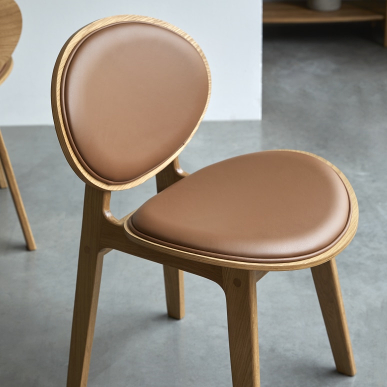 Maia - Chaise en chêne massif et cuir