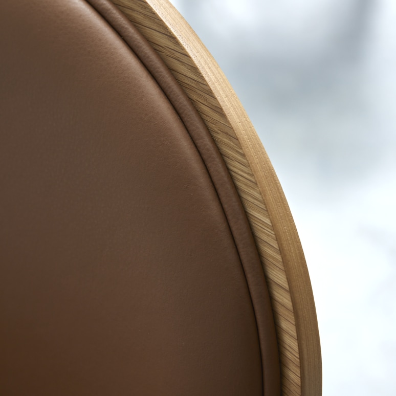 Maia - Chaise en chêne massif et cuir