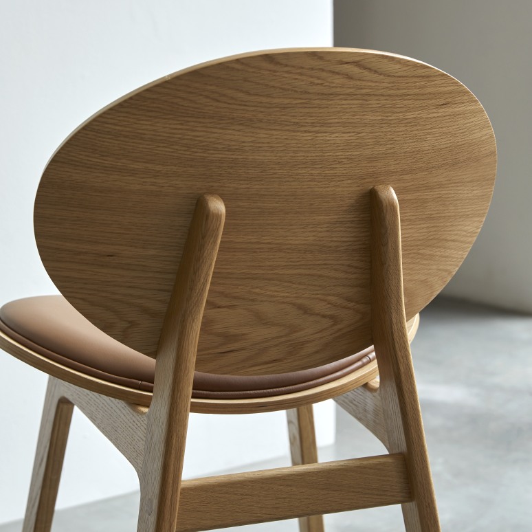 Maia - Chaise en chêne massif et cuir