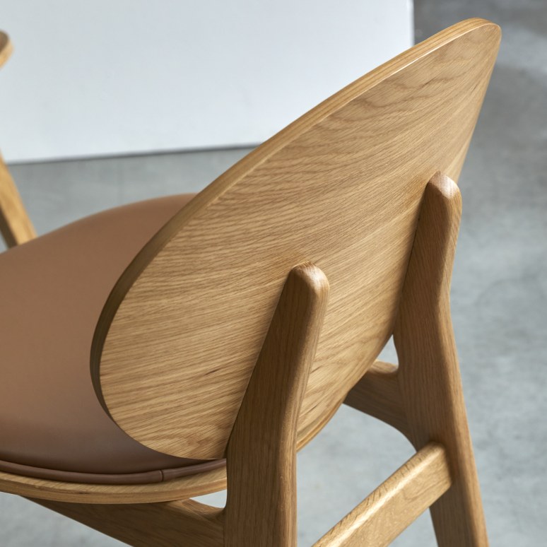 Maia - Chaise en chêne massif et cuir