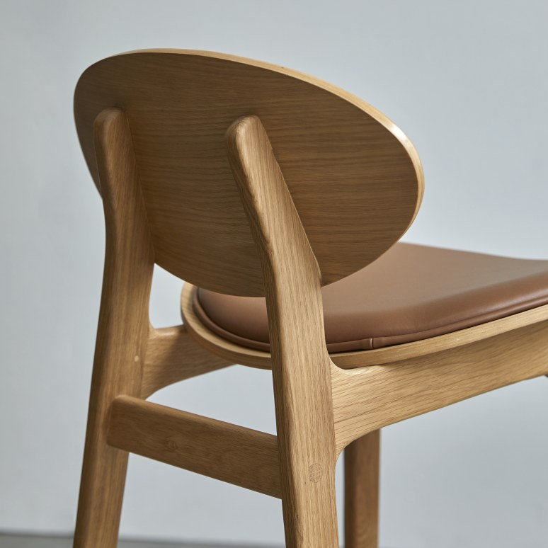 Maia - Sgabello in rovere massello e pelle