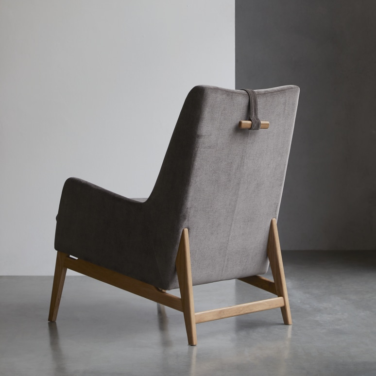 Alec - Fauteuil van massief eikenhout en grijs fluweel