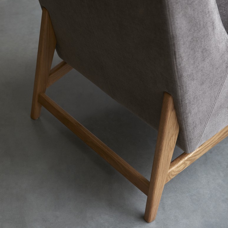 Alec - Fauteuil en chêne massif  et velours gris