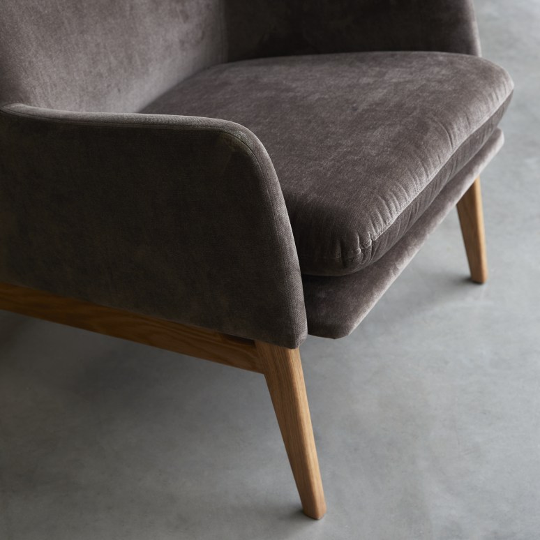 Alec - Fauteuil van massief eikenhout en grijs fluweel