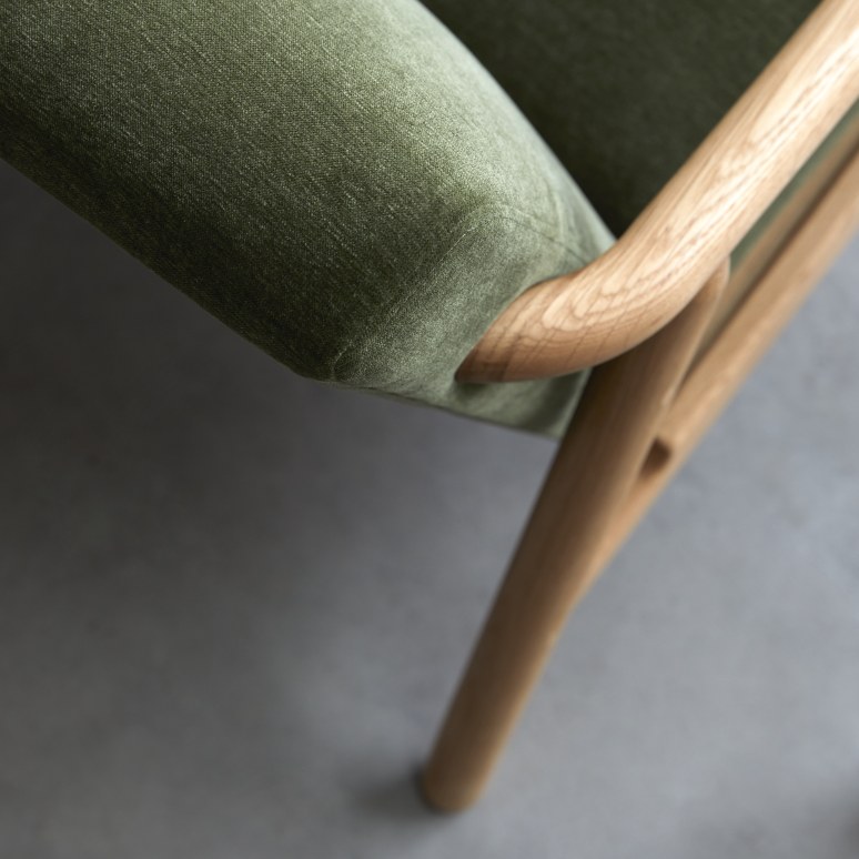 Axel - Poltrona in rovere massello e velluto verde