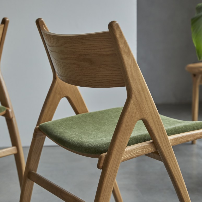 Clara - Chaise en chêne massif et velours vert