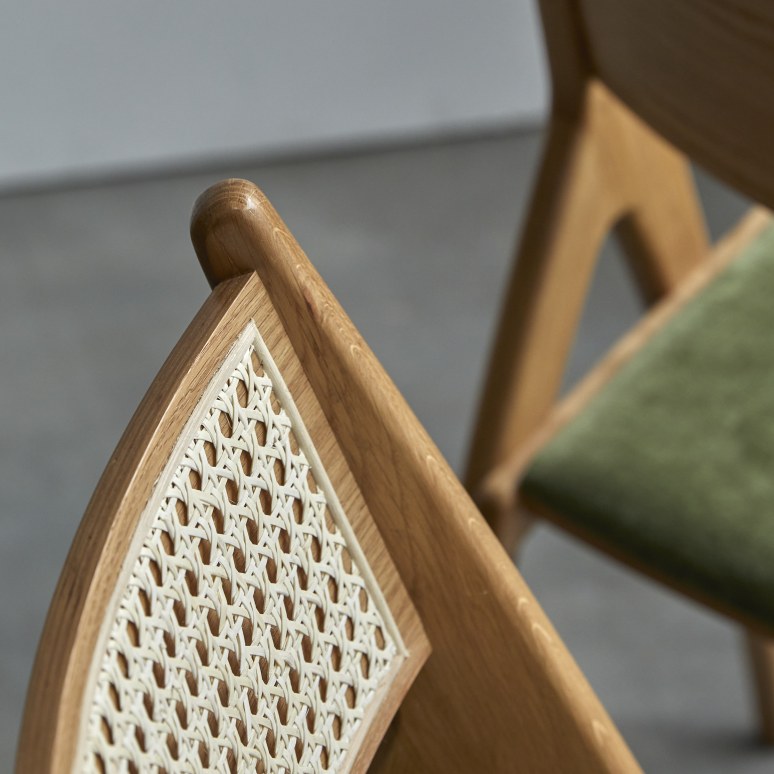 Clara - Chaise en chêne massif et velours vert