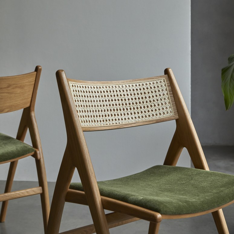 Clara - Silla de roble macizo y terciopelo verde