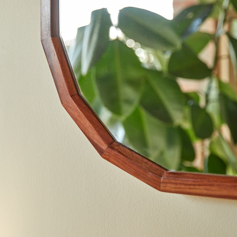 Jade - Specchio decorativo in palissandro massello 80x70 cm