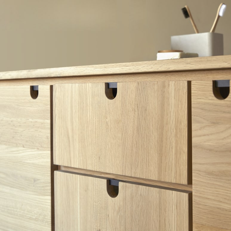 Jonàk - Mueble de almacenaje de roble macizo 145 cm