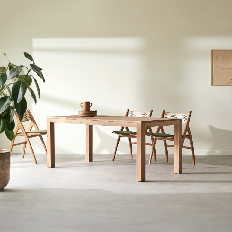 Eden - Tisch aus massiver Eiche mit Knoten, 6–8 Pers.