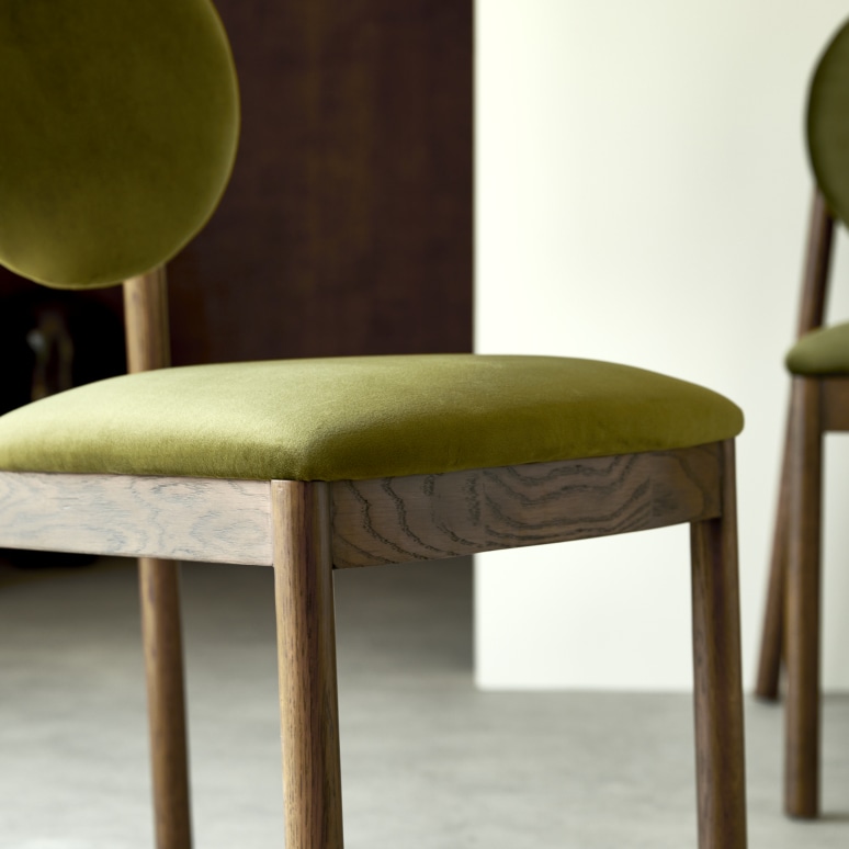 Olive - Stoel in massief eikenhout en groen fluweel