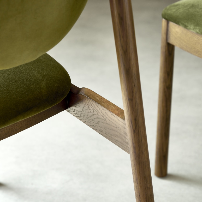 Olive - Stuhl aus massiver Eiche und grünem Samt