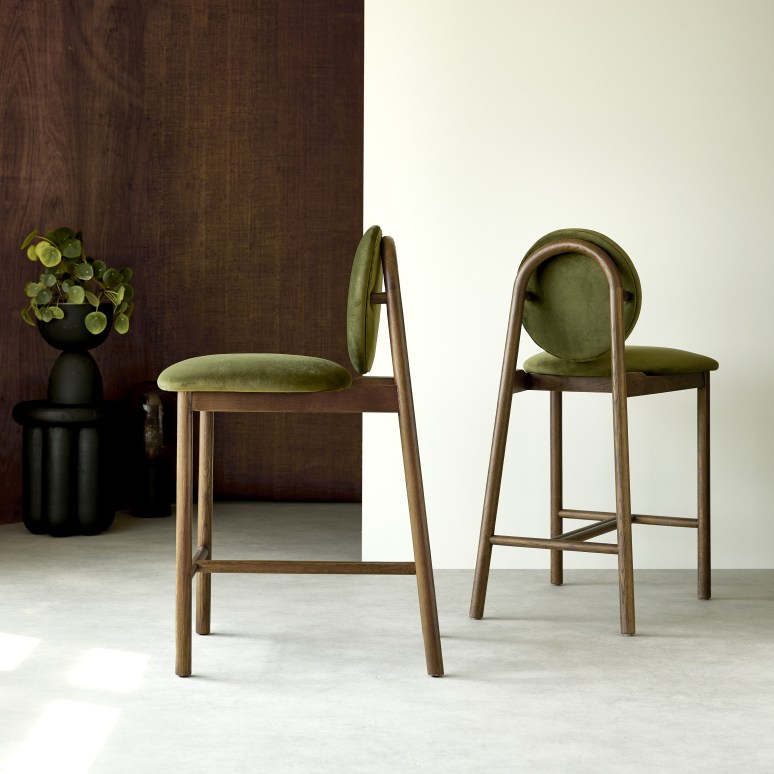 Olive - Chaise de comptoir en chêne massif et velours vert 