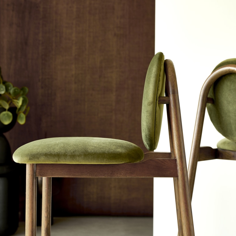 Olive - Chaise de comptoir en chêne massif et velours vert 