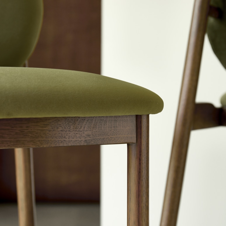 Olive - Chaise de comptoir en chêne massif et velours vert 