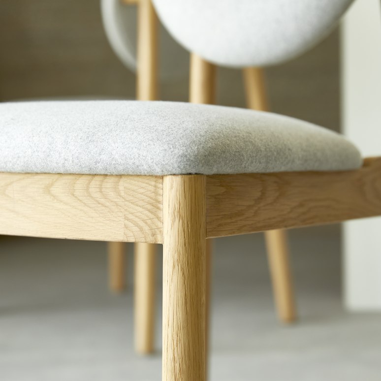 Olive - Chaise en chêne massif et lainage gris